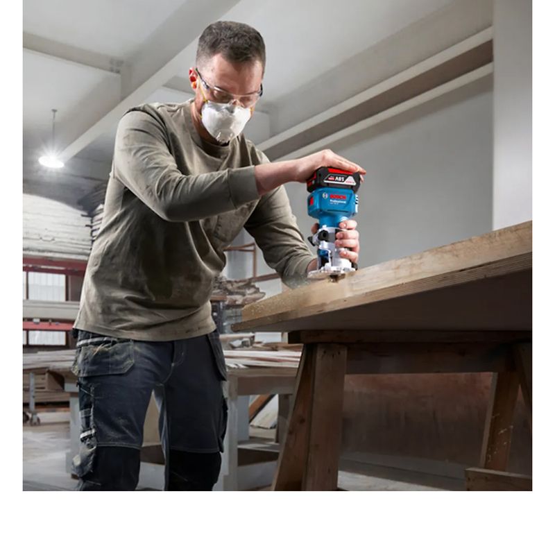 Homem-utilizando-a-Tupia-de-Palma-GLF-18V-8-Professional-79150_04.jpg