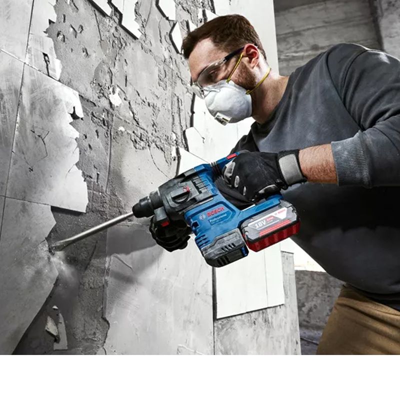 Homem usando Martelete Sds-Plus  Gbh 185-Li Professional 18v 79151_01.jpg