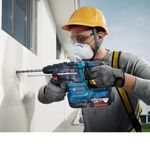 Homem usando Martelete Sds-Plus  Gbh 185-Li Professional 18v na parede 79151_02.jpg